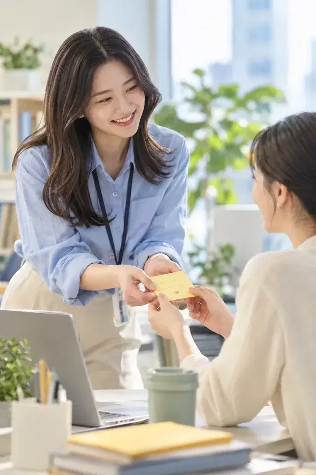 동료에게 하트가 그려진 감사 메모를 건네는 직장인